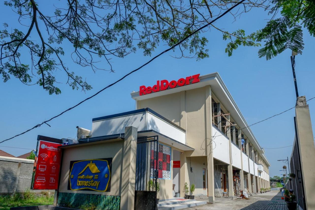 Reddoorz Near Padang Golf Adisucipto Hotel Potrojayan Exterior photo
