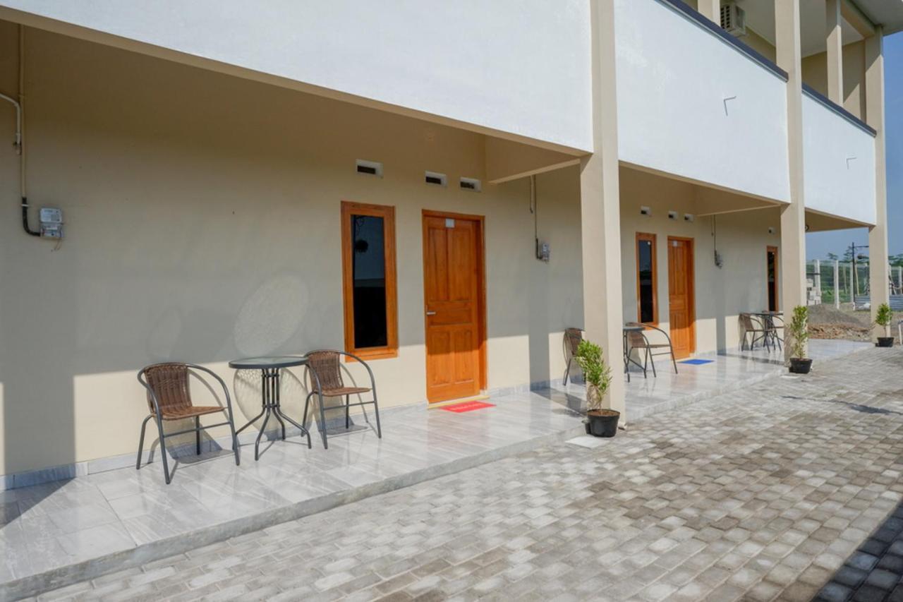 Reddoorz Near Padang Golf Adisucipto Hotel Potrojayan Exterior photo