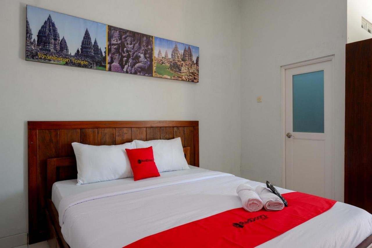 Reddoorz Near Padang Golf Adisucipto Hotel Potrojayan Exterior photo