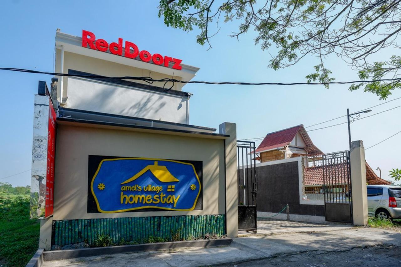 Reddoorz Near Padang Golf Adisucipto Hotel Potrojayan Exterior photo